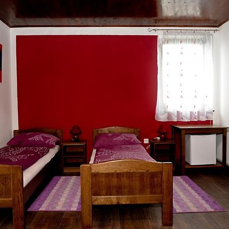 Guesthouse Pink Panther Udbina 외부 사진