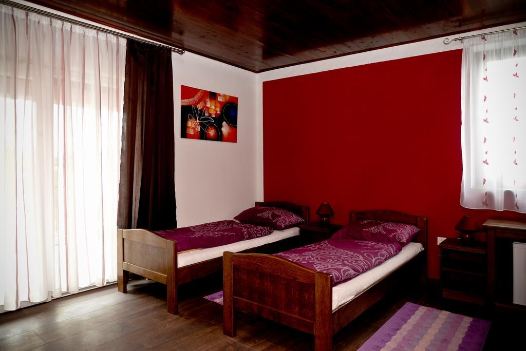 Guesthouse Pink Panther Udbina 객실 사진