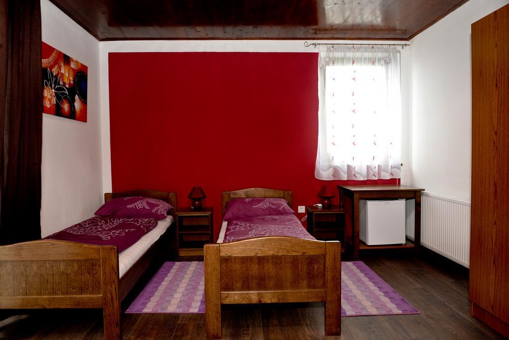 Guesthouse Pink Panther Udbina 외부 사진
