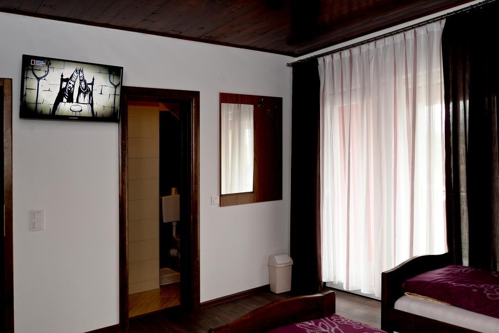 Guesthouse Pink Panther Udbina 외부 사진