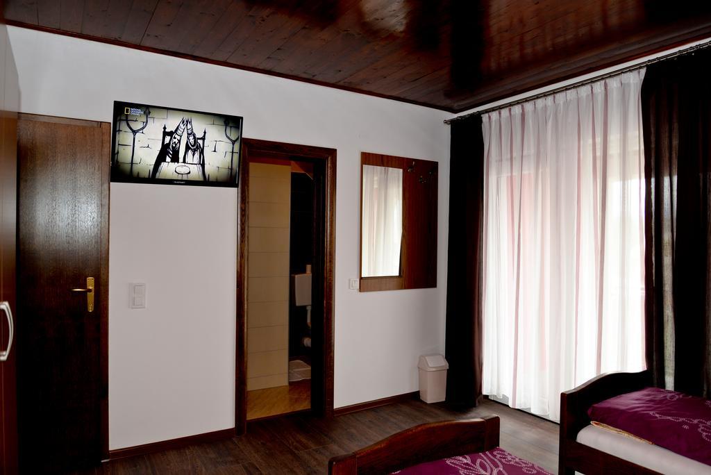 Guesthouse Pink Panther Udbina 외부 사진